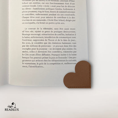 Marque page en cuir marron au design cœur