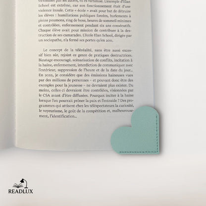 Marque page en cuir  vert d'eau au design cœur