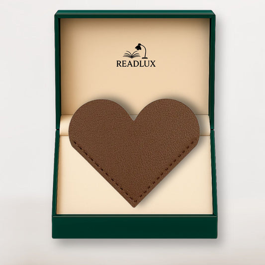 Marque page en cuir marron au design cœur, présenté dans un écrin élégant signé Readlux
