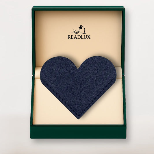 Marque page cuir bleu marine en forme de cœur, présenté dans un coffret raffiné Readlux
