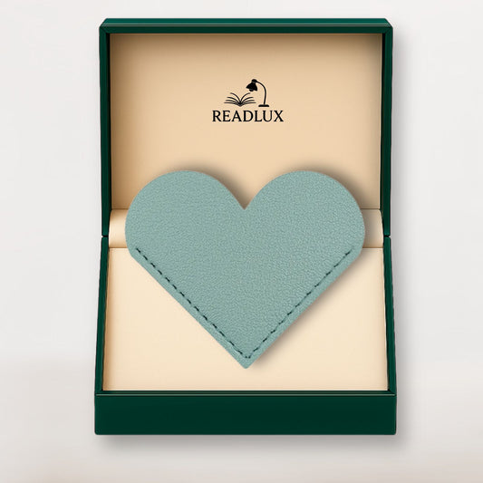 Marque page en cuir  vert d'eau au design cœur, présenté dans un écrin élégant signé Readlux
