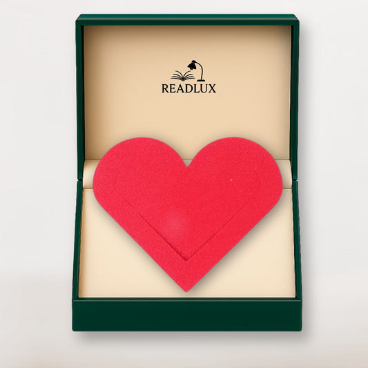 Marque page en cuir rouge en forme de cœur texturé, glissé dans un coffret élégant Readlux