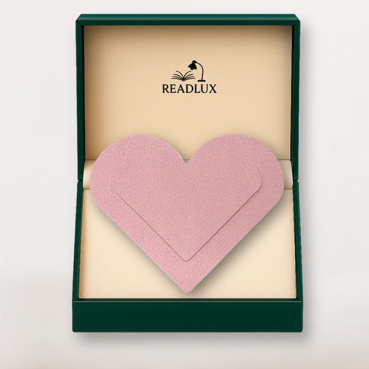 Marque page en cuir rose en forme de cœur texturé, glissé dans un coffret élégant Readlux
