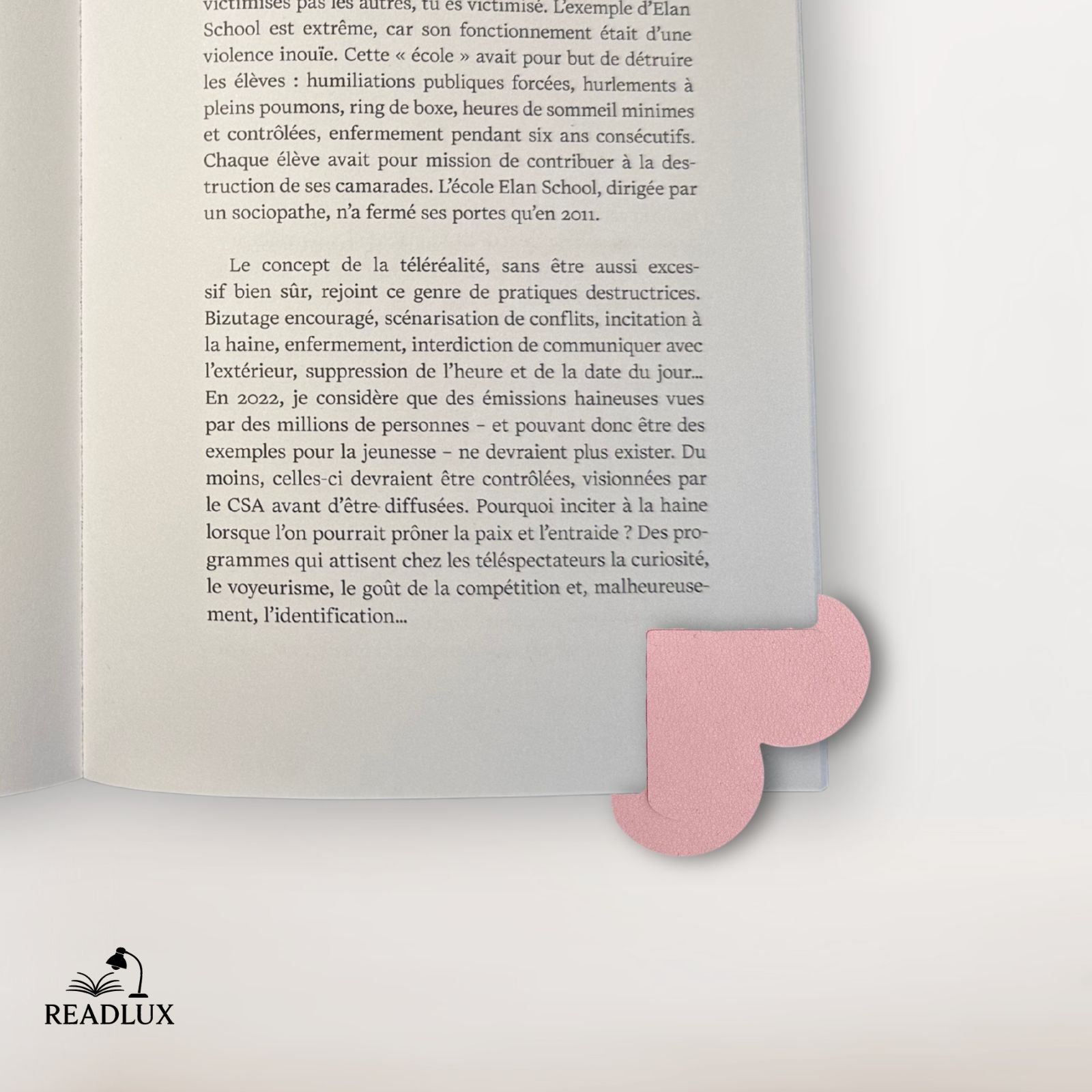 Marque page en cuir rose en forme de cœur texturé