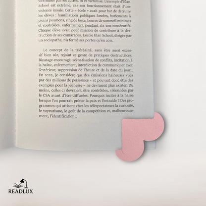 Marque page en cuir rose en forme de cœur texturé