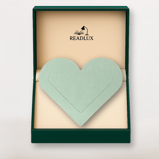 Marque page en cuir vert d'eau en forme de cœur texturé, glissé dans un coffret élégant Readlux