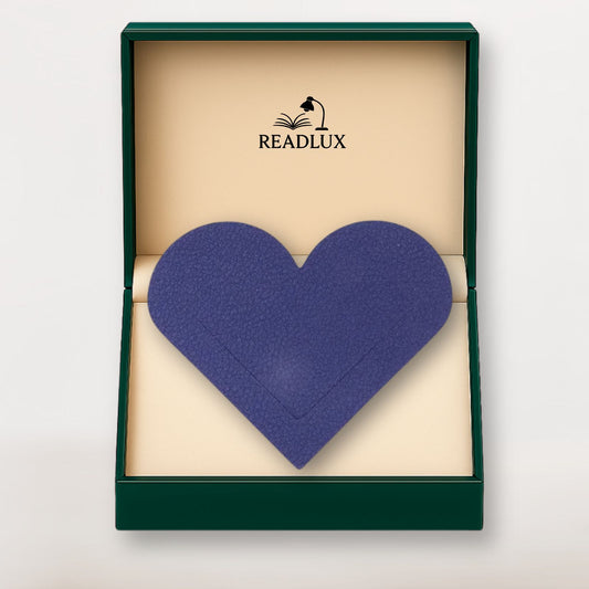Marque page en cuir violet foncé en forme de cœur texturé, glissé dans un coffret élégant Readlux