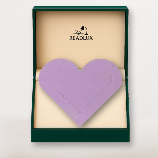 Marque page en cuir violet en forme de cœur texturé, glissé dans un coffret élégant Readlux
