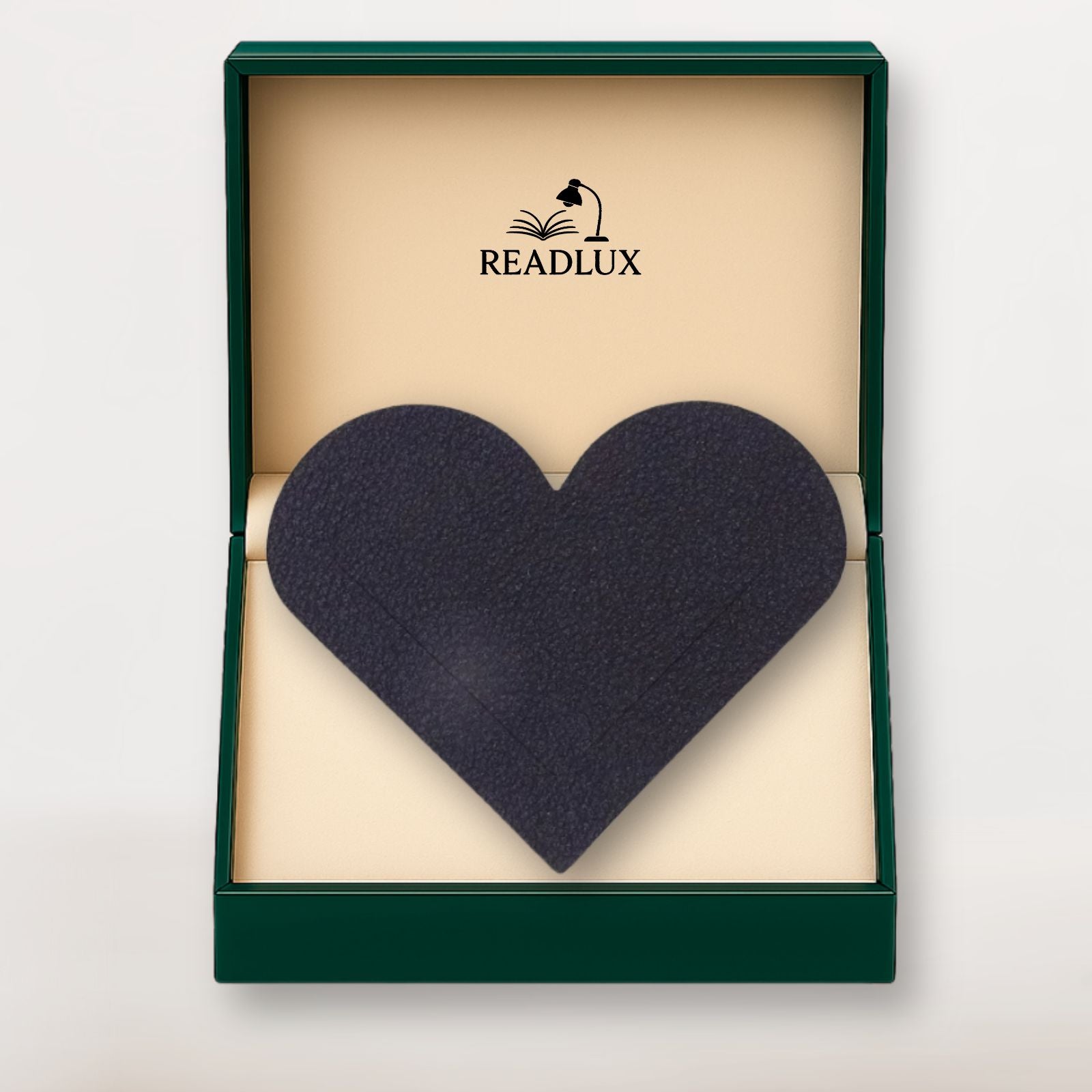 Marque page en cuir noir en forme de cœur texturé, glissé dans un coffret élégant Readlux
