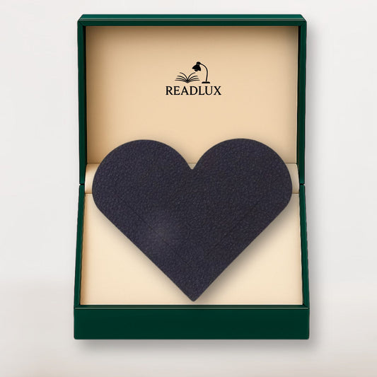 Marque page en cuir noir en forme de cœur texturé, glissé dans un coffret élégant Readlux
