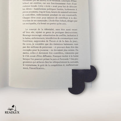 Marque page en cuir noir en forme de cœur texturé