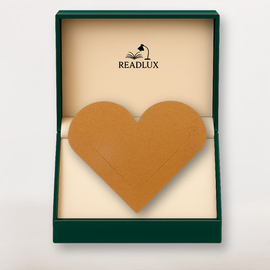 Marque page en cuir jaune moutarde en forme de cœur texturé, glissé dans un coffret élégant Readlux
