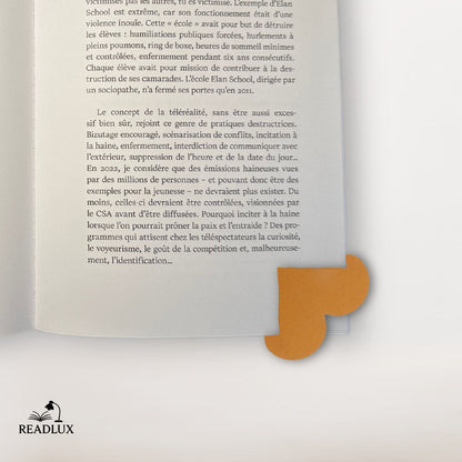 Marque page en cuir jaune moutarde en forme de cœur texturé