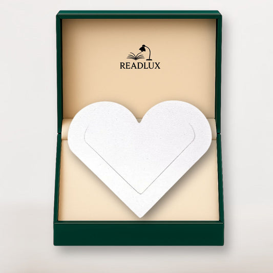Marque page en cuir blanc en forme de cœur texturé, glissé dans un coffret élégant Readlux