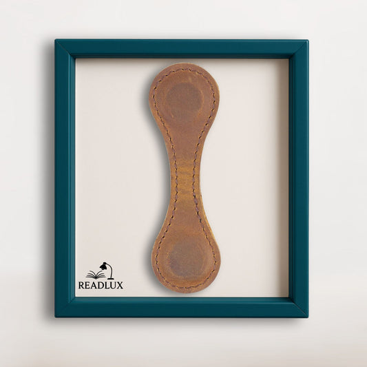 Marque page magnétique en cuir marron vintage, présenté dans une boite élégante  bleu canard signé Readlux