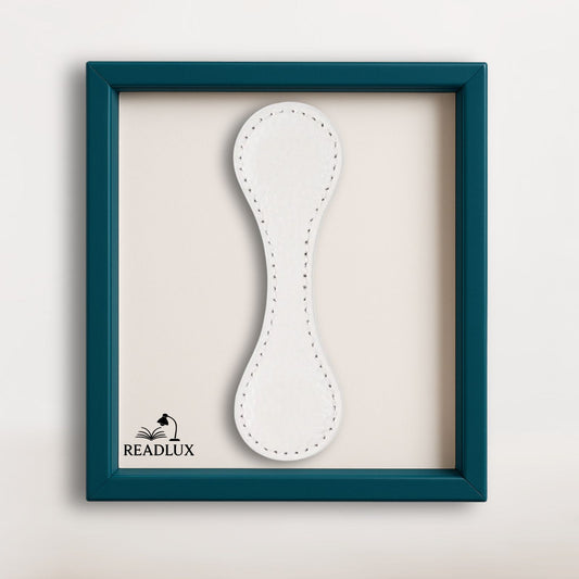 Marque page magnétique en cuir blanc texturé, présenté dans un cadre élégant bleu canard signé Readlux