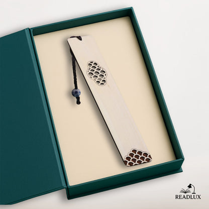 marque page bois clair au style naturel et moderne, accessoire élégant pour lecture
