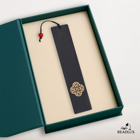Marque page en bois sombre avec un motif délicatement gravé, symbole d’élégance et de raffinement unique.
