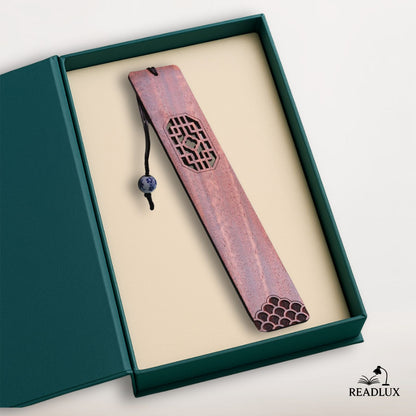 marque page bois sculpté élégant et authentique accessoire raffiné pour passionnés de lecture
