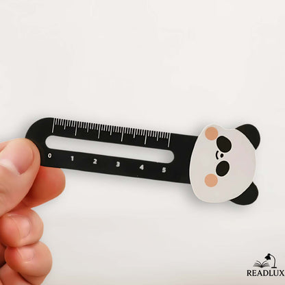 Marque page panda noir et blanc tenu à la main, avec règle intégrée et design kawaii