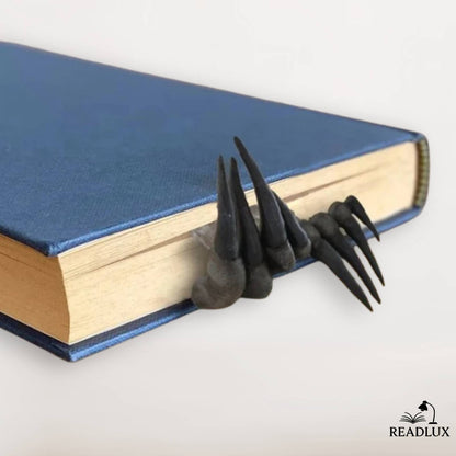 Marque-page griffes noires en relief sur base effet bois, style fantastique et saisissant.