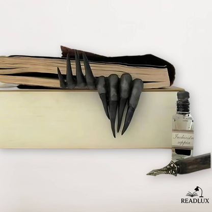 Marque-page griffes noires en relief sur base effet bois, style fantastique et saisissant dans un livre.