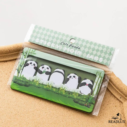 Bloc marquepage kawaii pandas en papier adhésif, dans un décor vert apaisant, 150 onglets repositionnables.