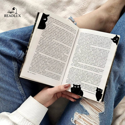 Lot de marque pages en forme de chats noirs expressifs, clipsés sur feuilles de carnet pour lecture créative.