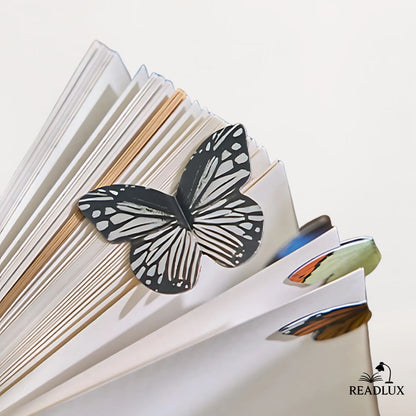 Lot de marque pages papillon en 3D avec ailes colorées sur carte fleurie vintage à motif vichy beige sur un livre