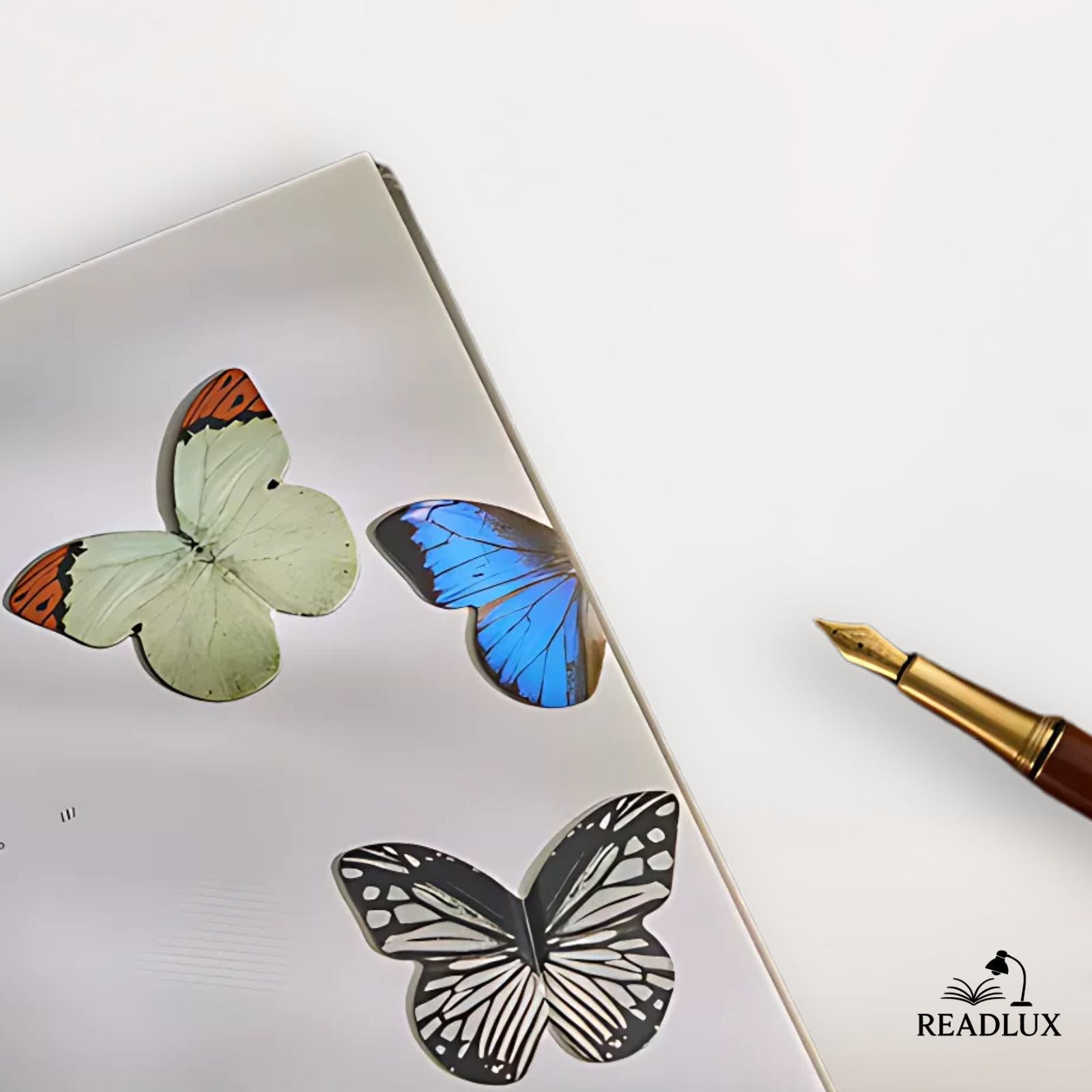 Lot de marque pages papillon en 3D avec ailes colorées sur carte fleurie vintage à motif vichy beige sur une page
