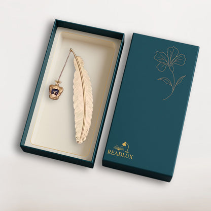 Marque page plume dorée en métal avec blason bleu nuit suspendu, finition ciselée, style sorcier noble et discret