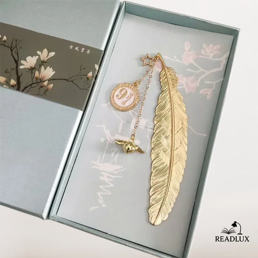 Marque page plume dorée avec pendentifs magiques, motif hibou, étoile et médaillon, style sorcier raffiné et poétique