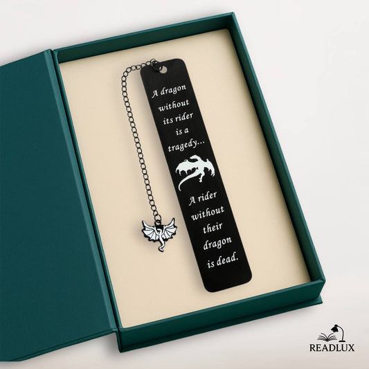 Un marque-page noir avec une chaîne, orné d'un pendentif dragon et d'une citation en blanc sur fond beige