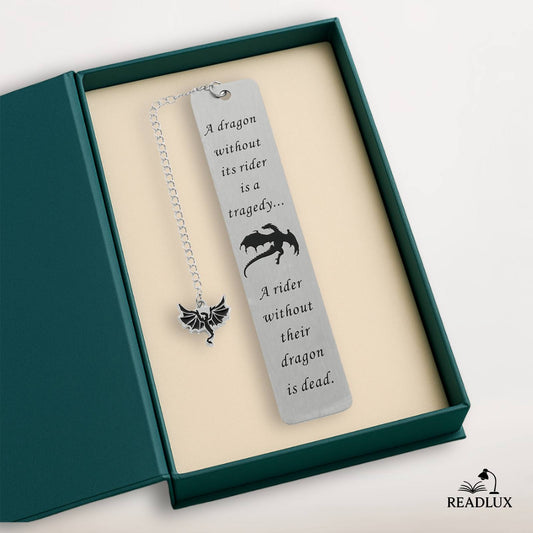 Marque-page en acier inoxydable avec un dragon noir stylisé et une chaîne argentée, sur fond beige dans une boîte verte