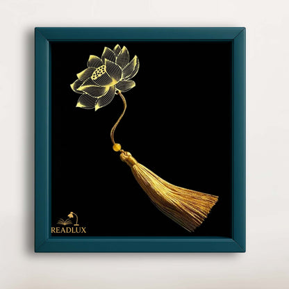 Marque-page en métal doré en forme de fleur de lotus avec un pompon, sur fond noir élégant