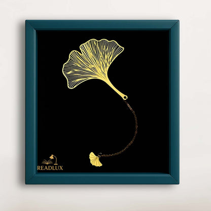 Marque page en métal doré en forme de feuille de ginkgo, sur fond noir avec chaînette assortie