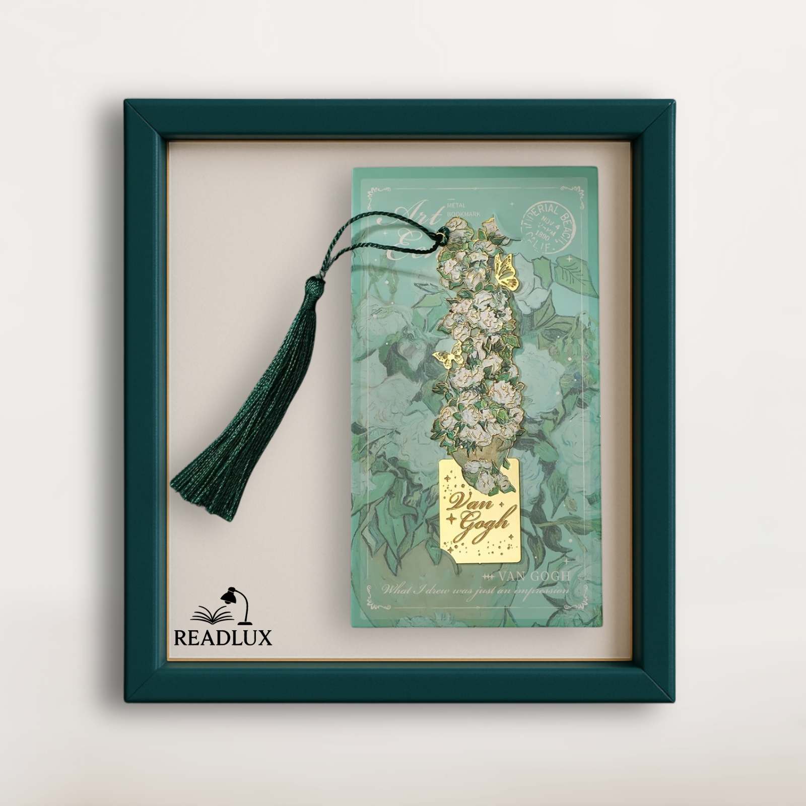 Marque-page vintage en métal avec un long pompon vert, décoré de motifs floraux sur fond turquoise
