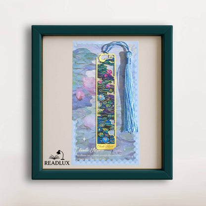 Marque-page en métal creux, motif floral coloré sur fond bleu avec un pompon en fil bleu