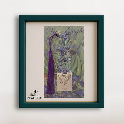 Marque page en métal avec iris bleu et pompon violet, illustré sur carte artistique Van Gogh