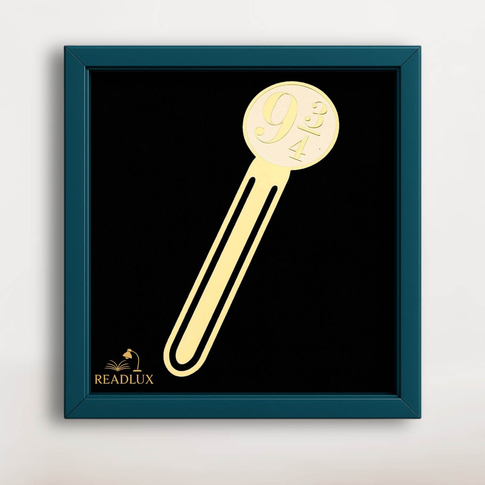 Marque-page en métal doré avec le numéro 9¾ sur fond noir, encadré de bleu, élégant et créatif