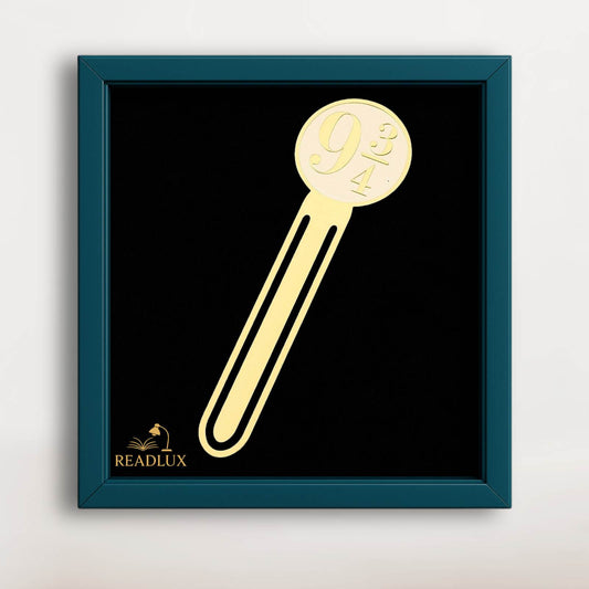 Marque-page en métal doré avec le numéro 9¾ sur fond noir, encadré de bleu, élégant et créatif