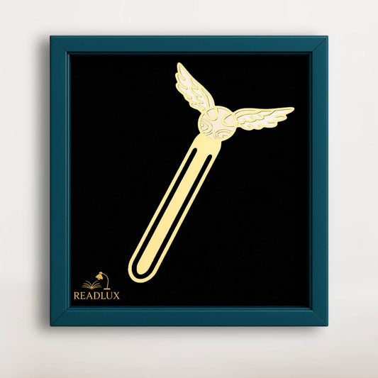 Marque-page en métal doré avec des ailes, sur fond noir dans un cadre bleu, décor élégant pour les passionnés de