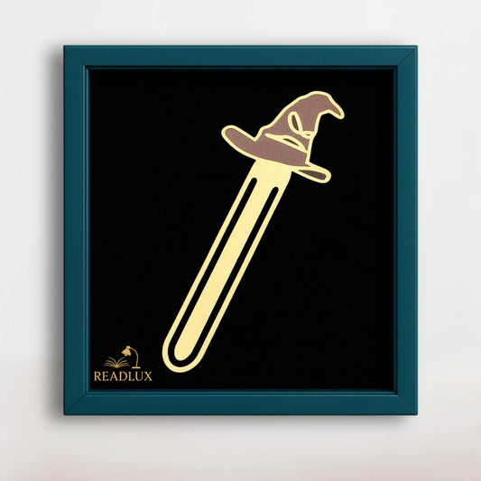 Marque-page en métal doré représentant un chapeau de sorcier sur fond noir, dans un cadre bleu