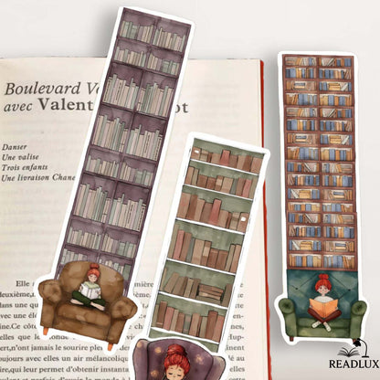 Trois marque-pages illustrés avec des étagères de livres et des personnages assis sur des fauteuils confortables