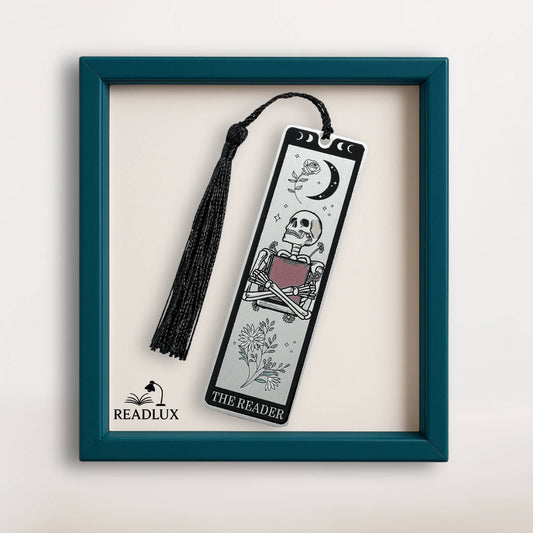 Marque-page squelette lecteur avec motifs lunaires gris  et pompon noir, style gothique 