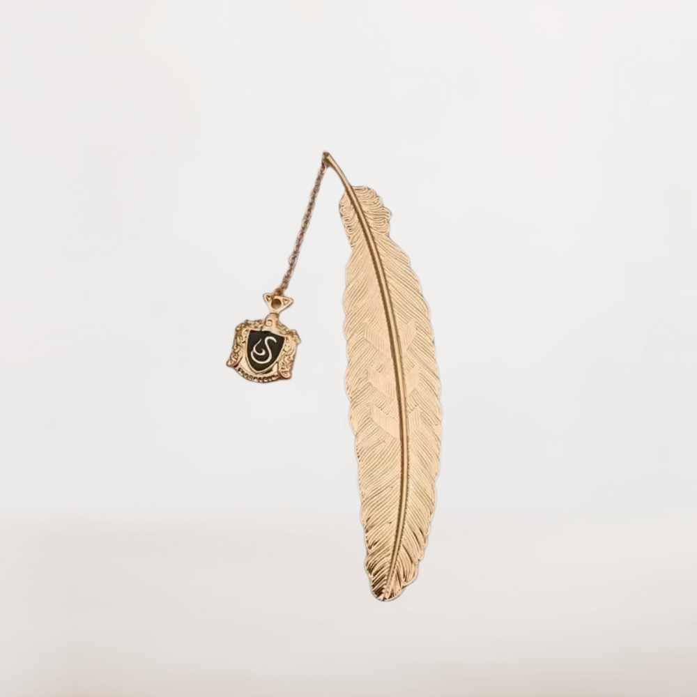 Marque page plume dorée en métal avec insigne noir suspendu, style sorcier élégant, mystérieux et symbolique