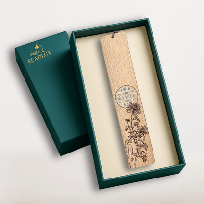 Marque page bois clair gravé avec motif floral et découpe géométrique, signé Readlux
