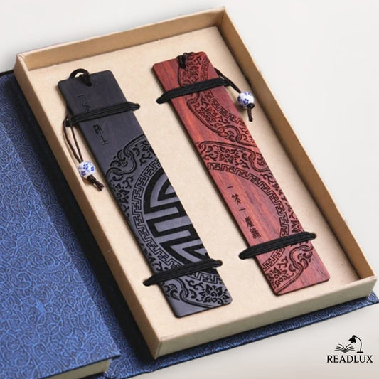 Duo de marque-pages bois sombre et bois rouge, vendus avec une boîte élégante, ornés de gravures asiatiques raffinées
