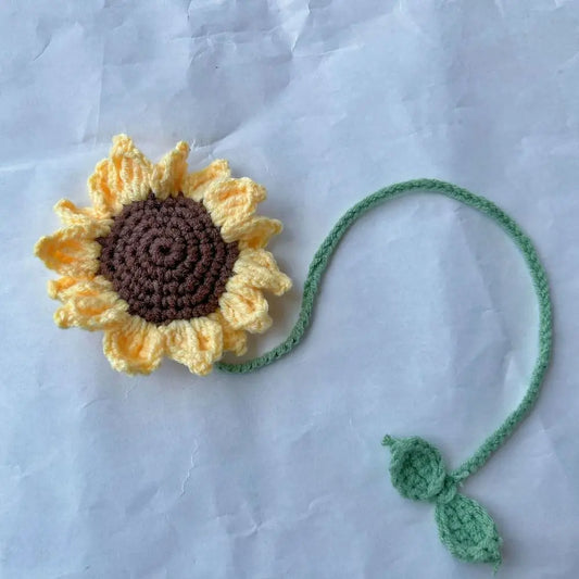 Marque-page en tricot en forme de tournesol jaune avec un cœur brun et une tige verte