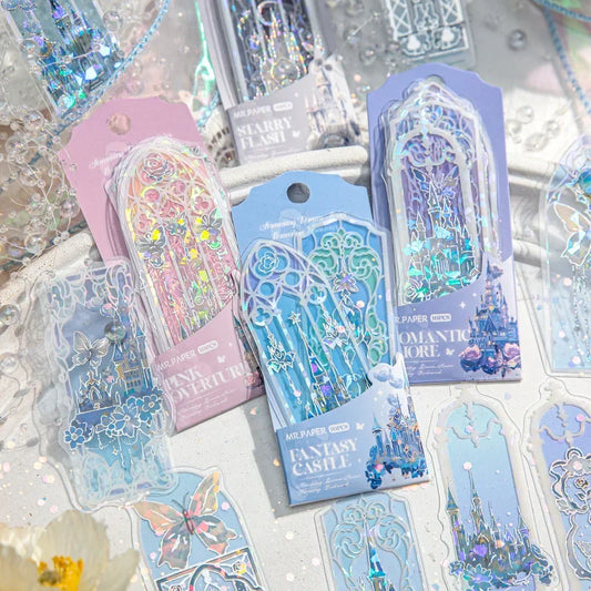 Des marque-pages en PVC aux couleurs pastel, avec des motifs de châteaux et de fleurs, brillent sous la lumière